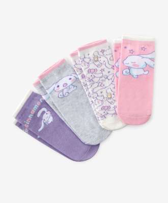 Dievčenské členkové ponožky Cinnamoroll 4 páry - SKU/PLU: 620006 Dievčenské členkové ponožky Cinnamoroll 4 páry zaistia vášmu dieťaťu pohodli deň čo deň. Ponožky perfektne sedia a počas aktivít sa nešmýkajú. Každý pár je zdobený iným vzorom.